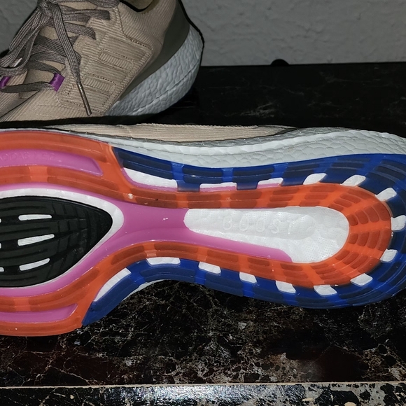 Adidas Ultraboost - Picture 2 of 3